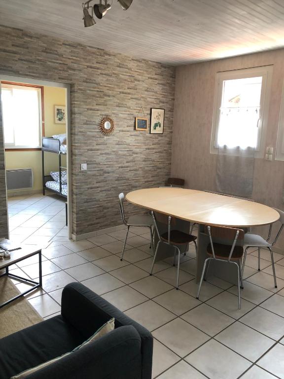 un salon avec une table et un canapé dans l'établissement Le Petit Gîte de Javernières Etage, à Villié-Morgon