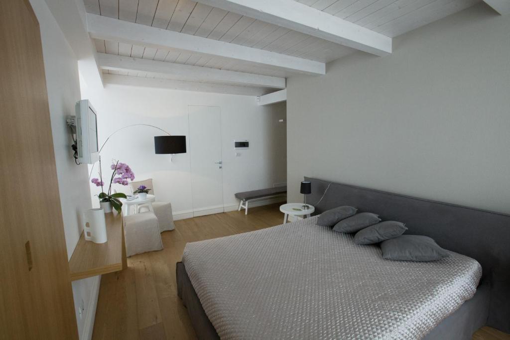 Un dormitorio con una cama con almohadas. en Villa Fornari Resort, en Bisceglie