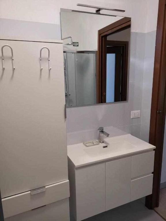A bathroom at Bluelake Apartment 3 Omegna