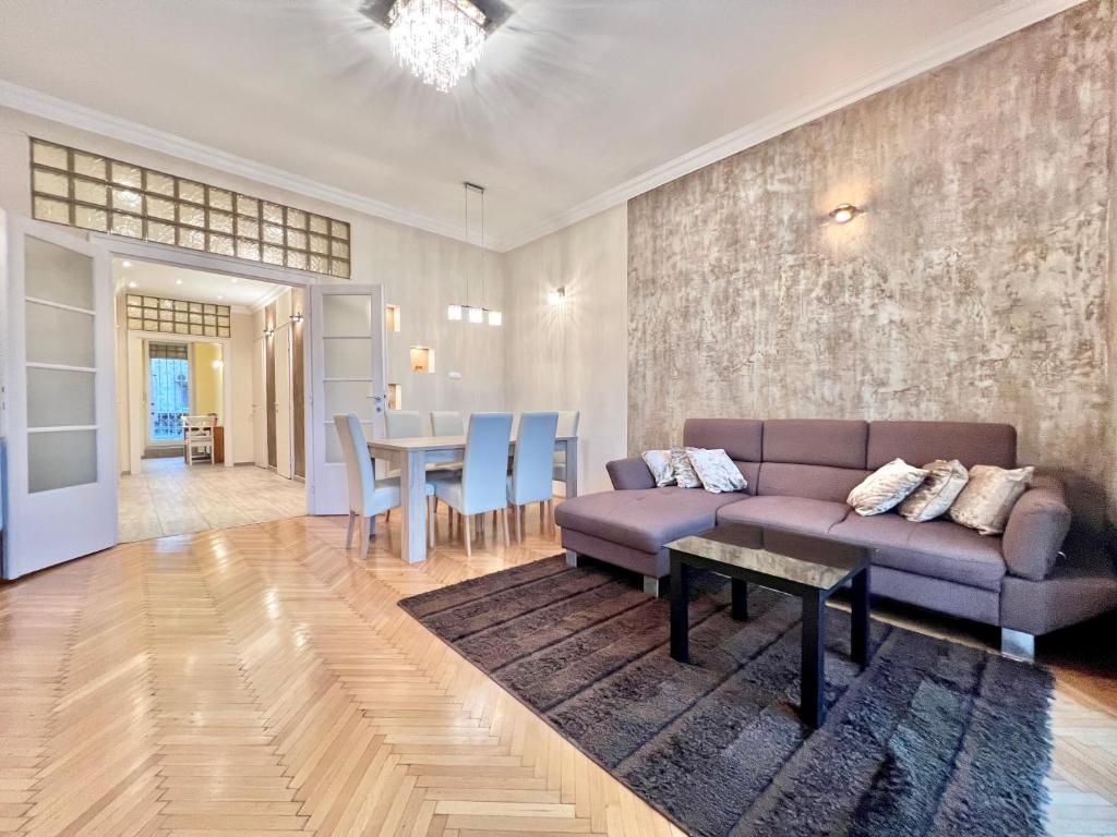 אזור ישיבה ב-Exclusive Colourful Flat in the city