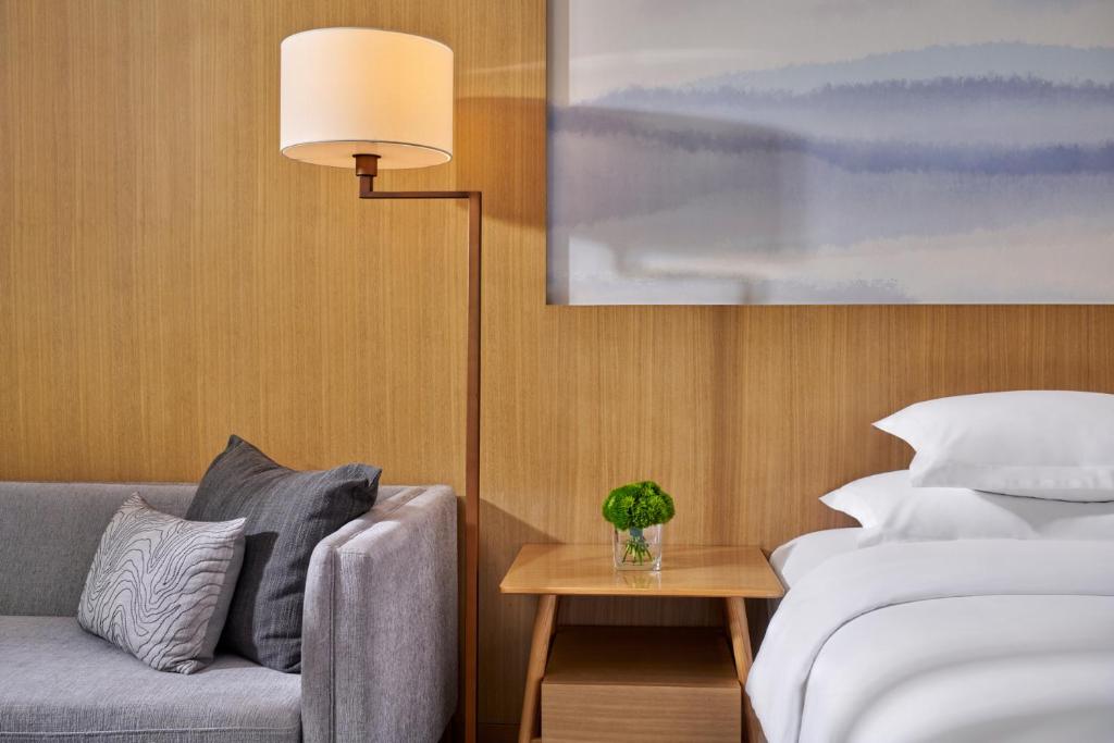 Crowne Plaza Zhuhai City Center by IHG - offers free one-way shuttle to Chimelong Ocean Kingdom - Salle Roi Standard Avec Vue Sur La Ville
