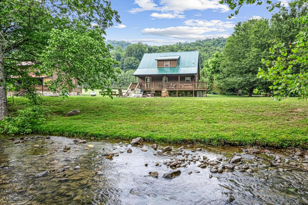 ein Haus mit einem Fluss davor in der Unterkunft Creekside #3580 in Cosby