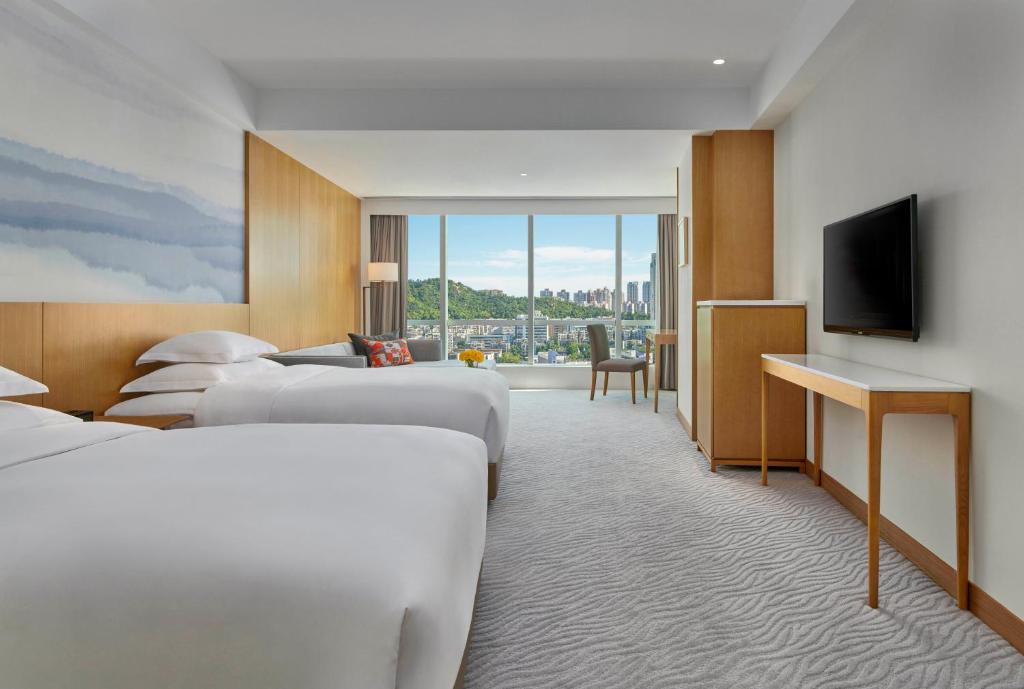 Crowne Plaza Zhuhai City Center by IHG - offers free one-way shuttle to Chimelong Ocean Kingdom - Salle Jumelle Standard - Accès Au Salon