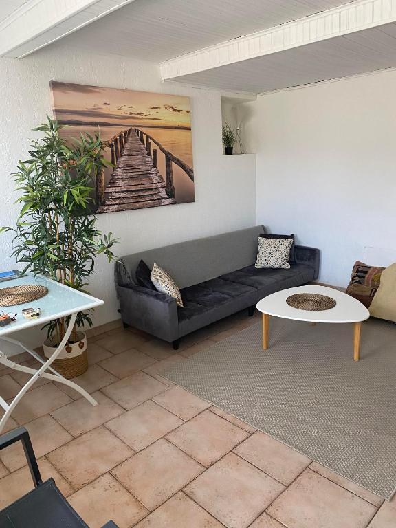 un salon avec un canapé et une table dans l'établissement Appartement Marseille 12 Calme transport à proximité., à Marseille