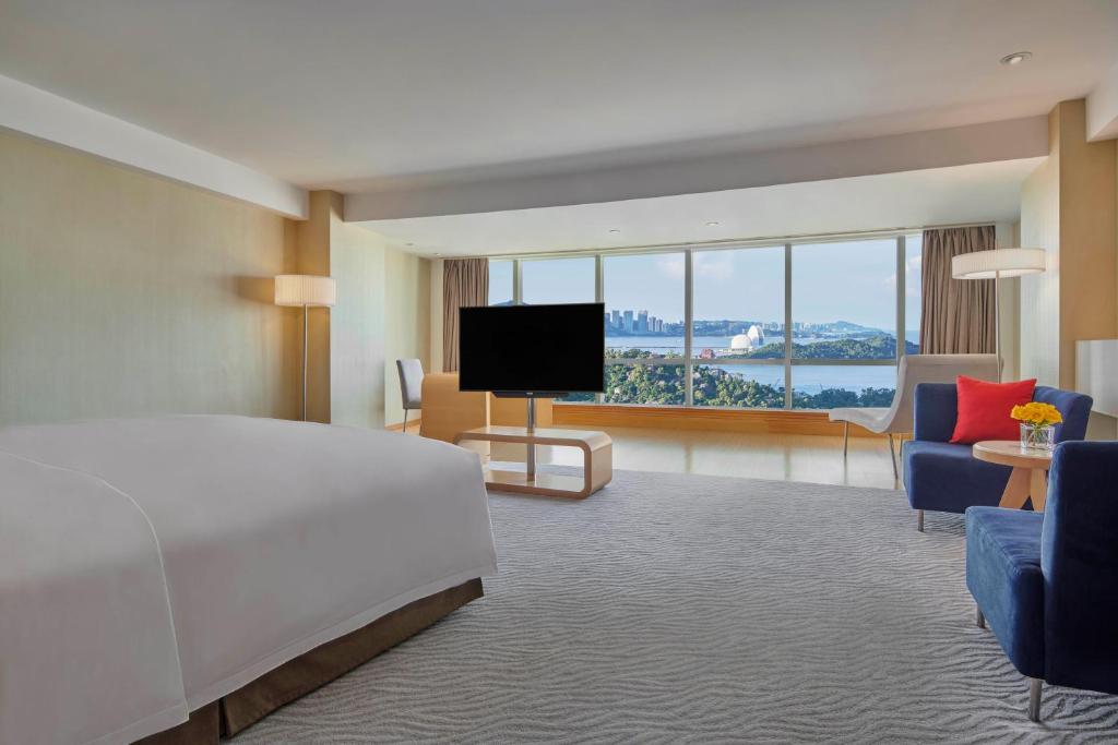 Crowne Plaza Zhuhai City Center by IHG - offers free one-way shuttle to Chimelong Ocean Kingdom - Suite Junior