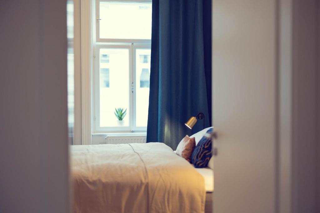 Hotel The 77 EMMA, a bedroom with a bed and a window at The 77 EMMA in Vienna