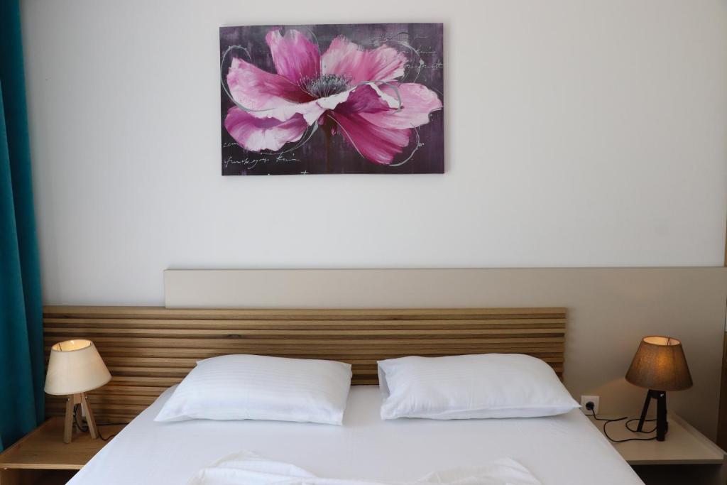 Postel nebo postele na pokoji v ubytování Eagles Apartments & Suites