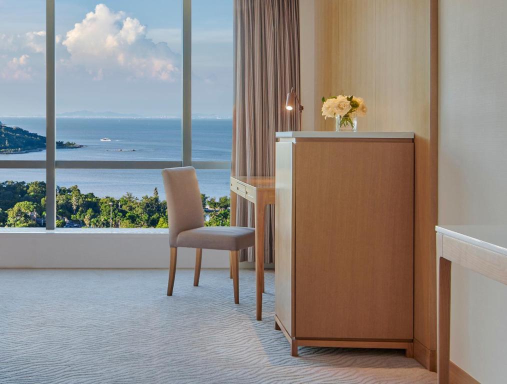 Crowne Plaza Zhuhai City Center by IHG - offers free one-way shuttle to Chimelong Ocean Kingdom - Standard King Room With Sea View - Lounge Access