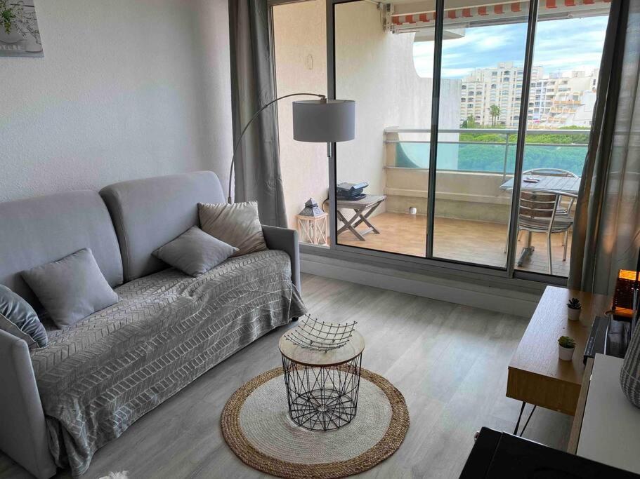 Bazén v ubytování Joli studio vue mer et port nebo v jeho okolí