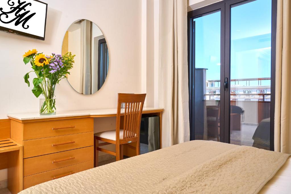 Postel nebo postele na pokoji v ubytování Hotel Miramare