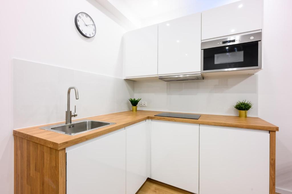 Cracow Rent Apartments - spacious apartments for 2-7 people in quiet area - Kolberga Street nr 3 - 10 min to Main Square by foot - One-Bedroom Apartment - Ul. Kolberga 3