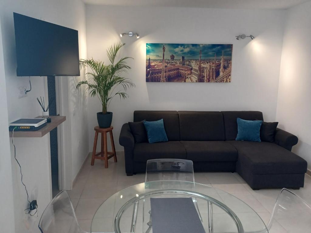 ein Wohnzimmer mit einem Sofa und einem Glastisch in der Unterkunft Dolce Vita in San Isidro
