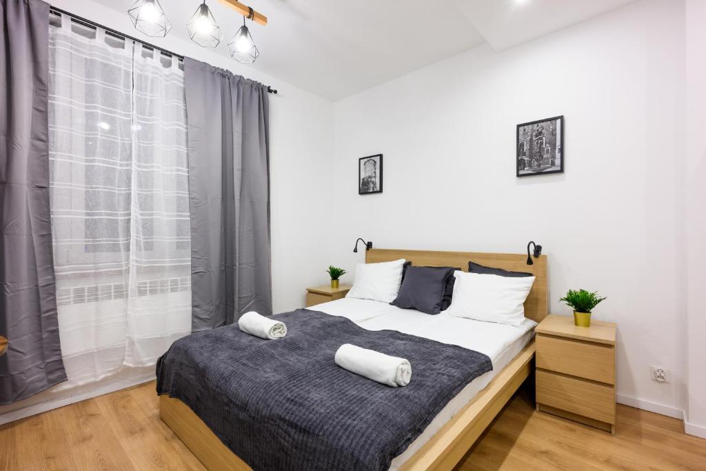 Posteľ alebo postele v izbe v ubytovaní Cracow Rent Apartments - spacious apartments for 2-7 people in quiet area - Kolberga Street nr 3 - 10 min to Main Square by foot