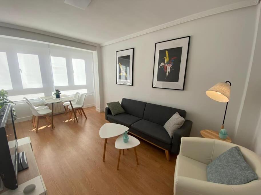 sala de estar con sofá y mesa en Apartamento Céntrico-parking gratis Julio y Agosto-Wifi en Santander