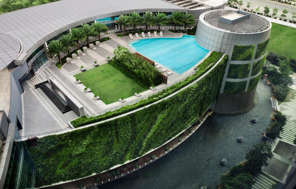 Bazén v ubytování JW Marriott Hotel Shenzhen Bao'an International Airport nebo v jeho okolí