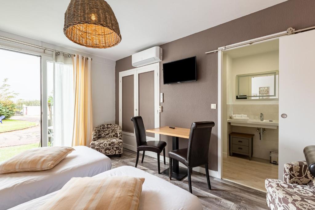 Villa Cordouan - Twin Room With Terrace