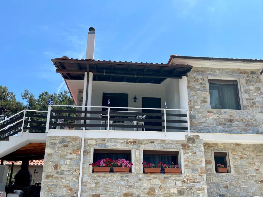un edificio con 2 balcones y flores en las ventanas en Miro & Lana vacation home, en Koinira