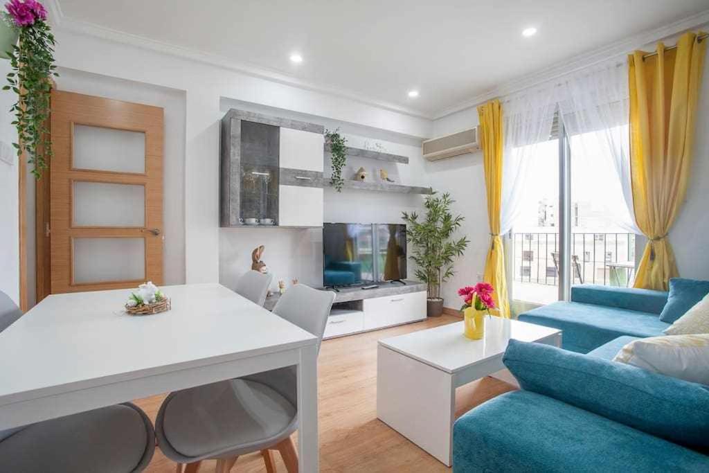 sala de estar con sofá azul y mesa en RUALVA FLATS, Reus Central, en Valencia