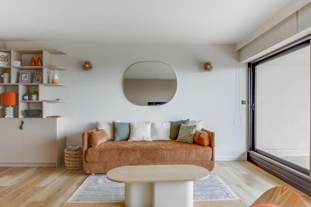 - un salon avec un canapé et une table dans l'établissement Modern flat with terrace and garden - Le Touquet - Welkeys, à Le Touquet-Paris-Plage