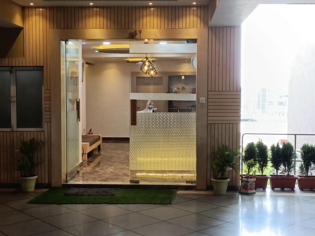 Kuchyň nebo kuchyňský kout v ubytování FabHotel Symphony Grand