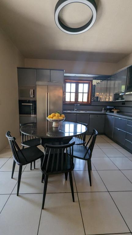 a kitchen with a table with a bowl of fruit on it at Villa Khaki 
