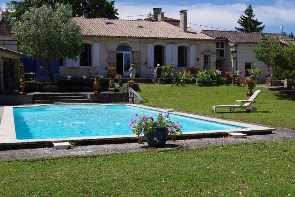 una piscina en el patio de una casa en Oestuaire, en Gauriac