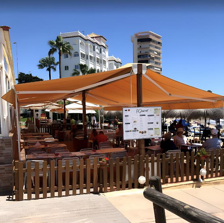 Restaurace v ubytování Apartment AGUAMARINA on the beach front