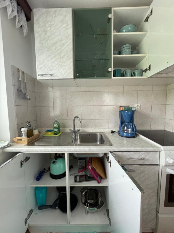 Kuchyň nebo kuchyňský kout v ubytování Homestay J&M