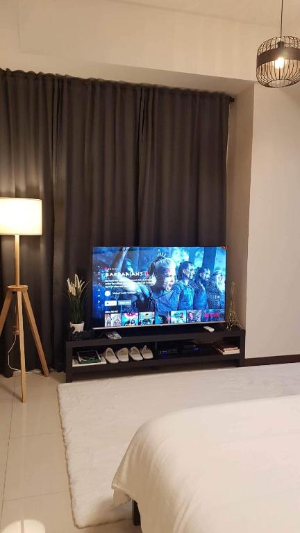TV a/nebo společenská místnost v ubytování 101 Newport blvd C2 4F by Rechelle Nunag