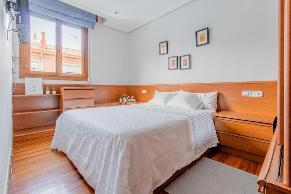 a bedroom with a large white bed with a window at Bilbao-Barakaldo cerca del BEC 5’/ A 15’ de Bilbao in Barakaldo