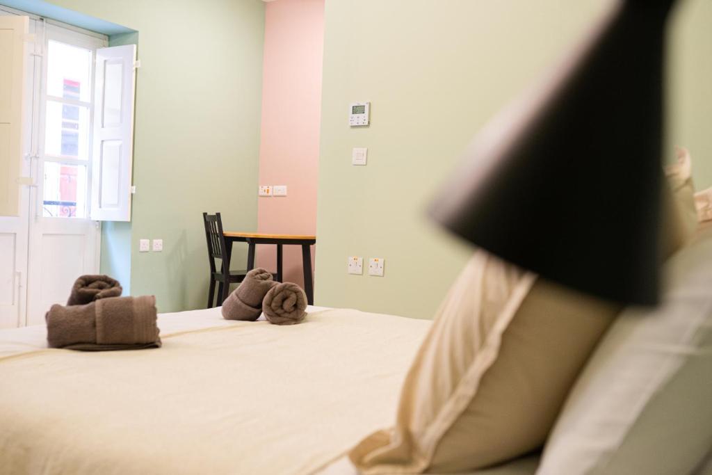 Postel nebo postele na pokoji v ubytování Three Cities Guest House