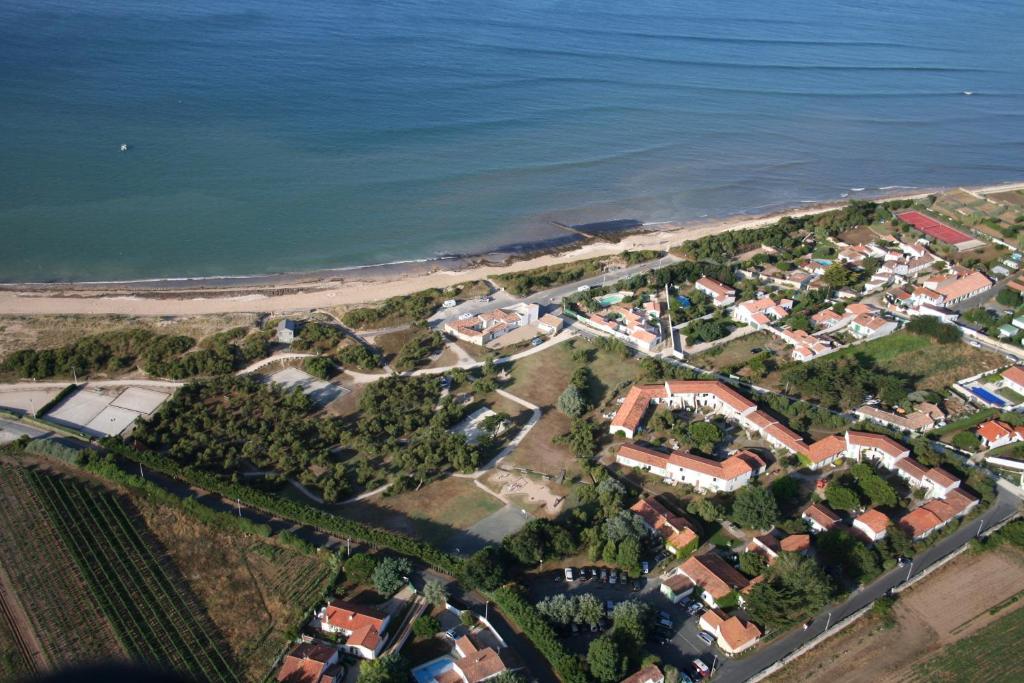 eine Luftansicht einer Stadt am Meer in der Unterkunft VVF Île de Ré Sainte-Marie-de-Ré in Sainte-Marie-de-Ré