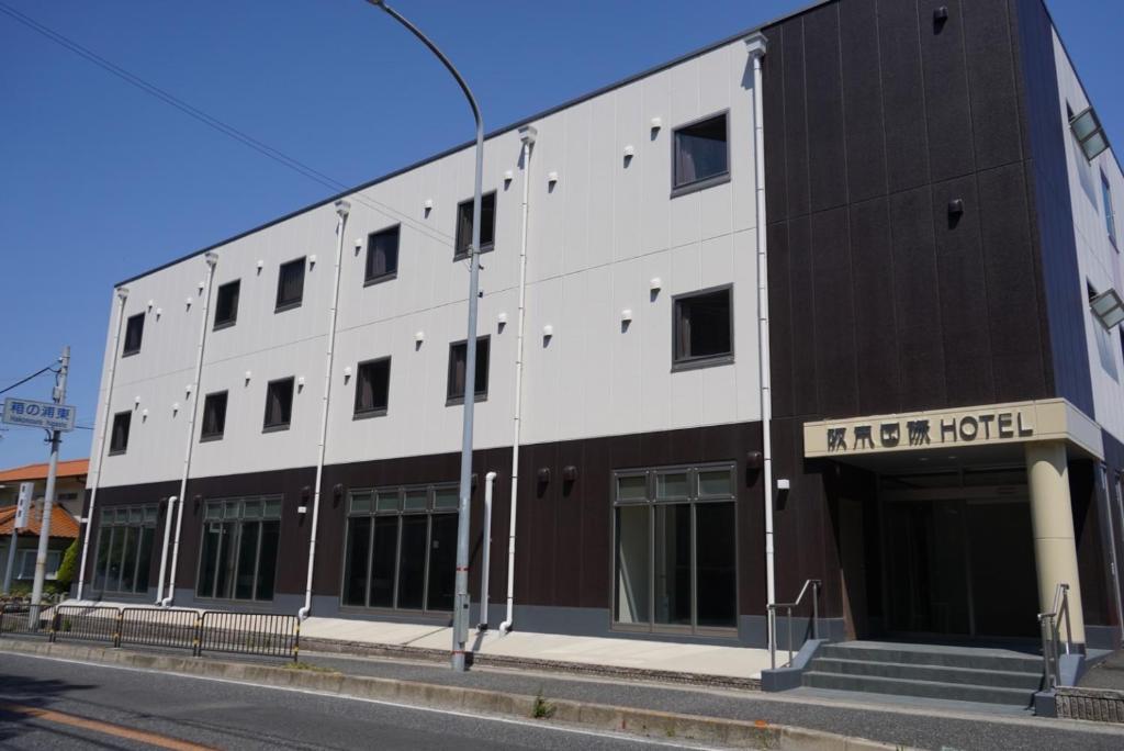 czarno-biały budynek po stronie ulicy w obiekcie 阪南国际HOTEL w mieście Hannan