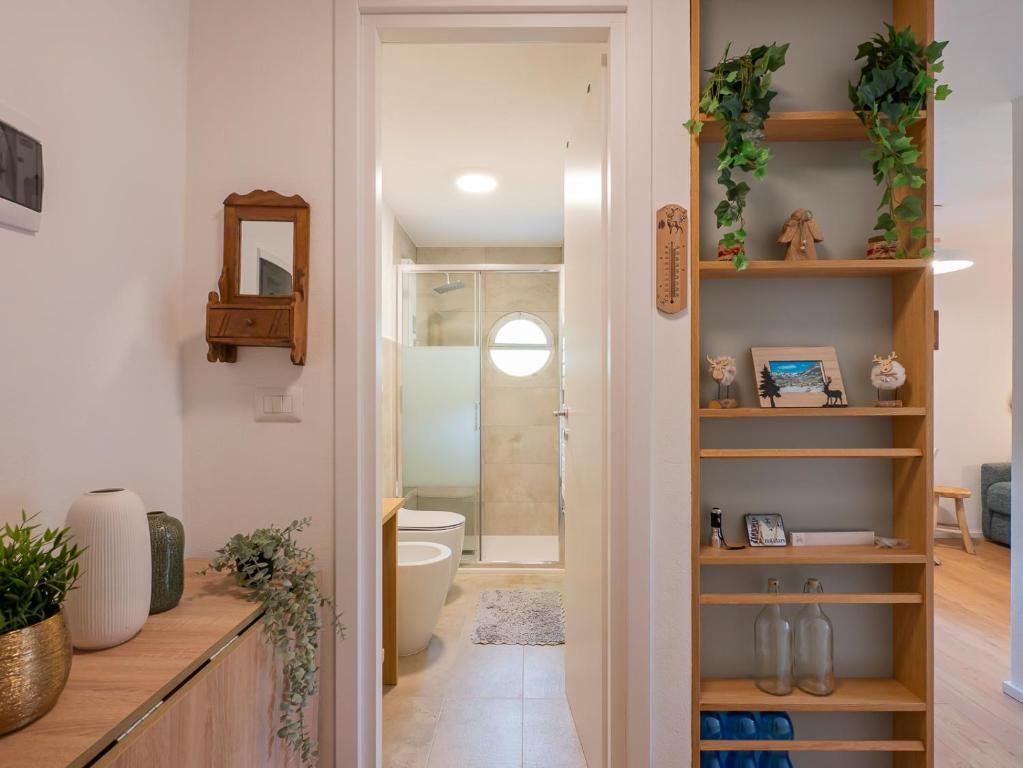 y baño con aseo y lavamanos. en New flat in Bormio - Centrale 69 en Piatta