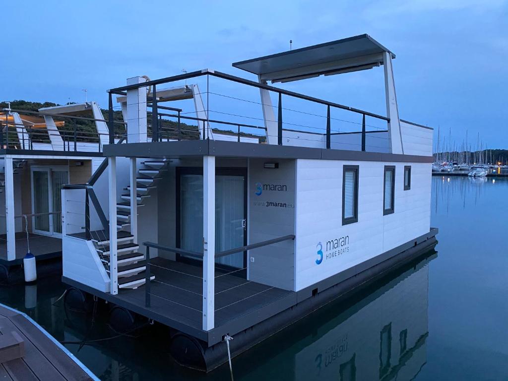 a house on a boat in the water at Floating house ARENA 3 in Pula
