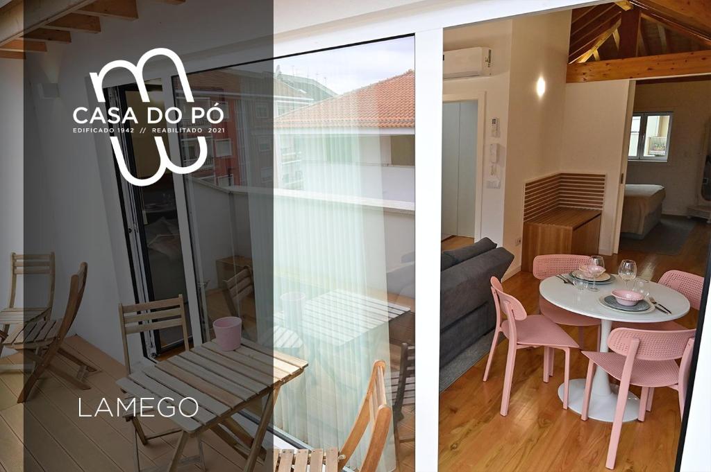 duas imagens de uma sala de estar e uma sala de jantar com uma mesa em Casa do Pó, Alojamento Local em Lamego