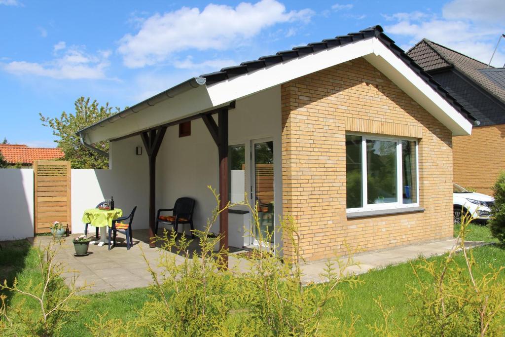 una piccola casa con tetto spiovente di Haus Nilas am Meer a Cuxhaven