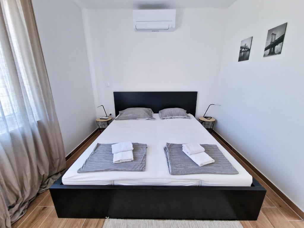 Łóżko lub łóżka w pokoju w obiekcie Villa Miss Sunshine with private jacuzzi