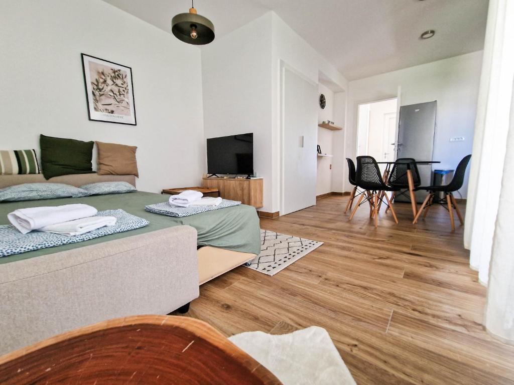 Telewizja i/lub zestaw kina domowego w obiekcie Villa Miss Sunshine with private jacuzzi