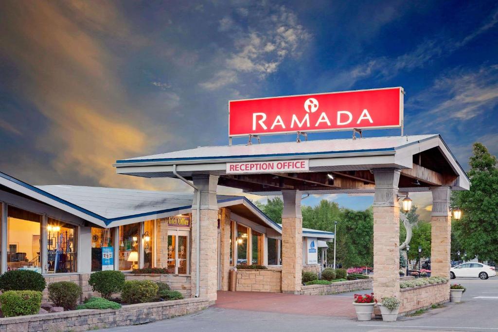 Un certificado, premio, letrero u otro documento en Ramada by Wyndham 1000 Islands Gananoque
