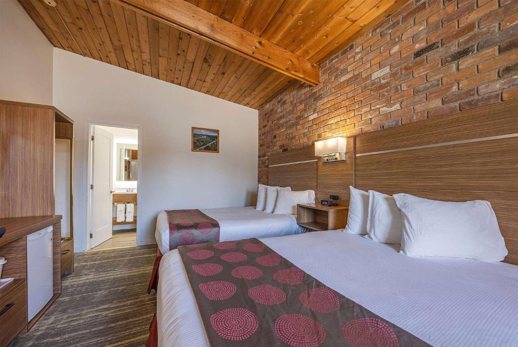 Una cama o camas en una habitación de Ramada by Wyndham 1000 Islands Gananoque