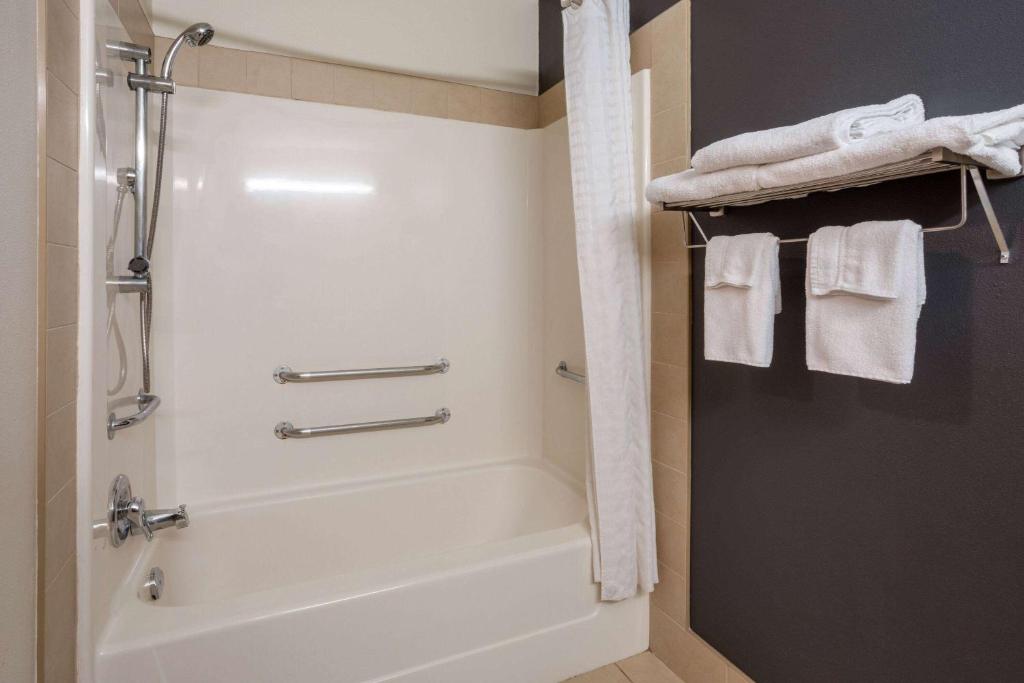 Super 8 by Wyndham Quebec City - Resim 25