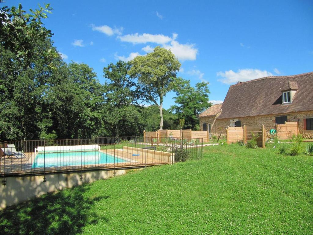 - une piscine dans une cour à côté d'une maison dans l'établissement Gîte Val de Louyre et Caudeau, 3 pièces, 4 personnes - FR-1-616-282, à Saint-Alvère