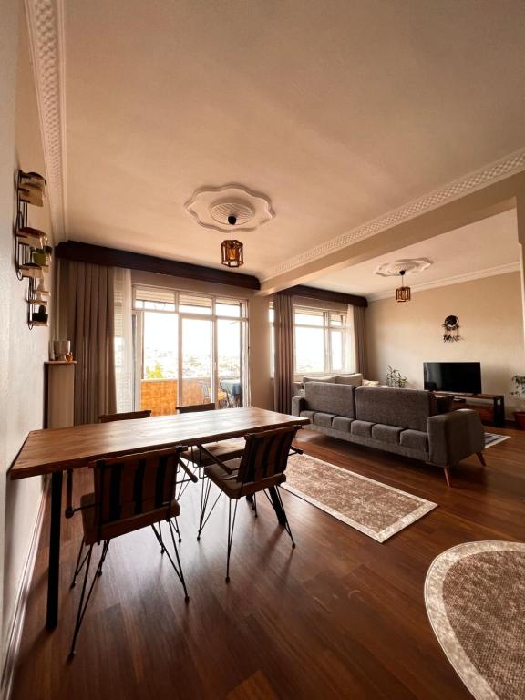 sala de estar con mesa y sofá en Cosy Home with Bosphorus View, 2BR, en Estambul
