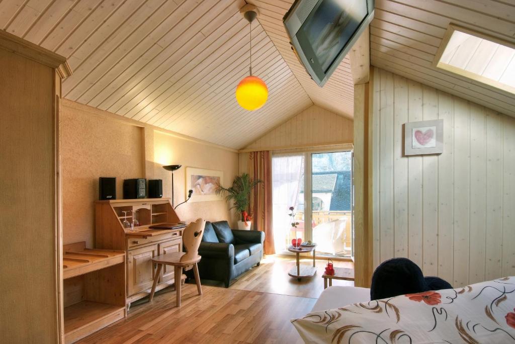 TV a/nebo společenská místnost v ubytování Chalet Hotel Adler AG