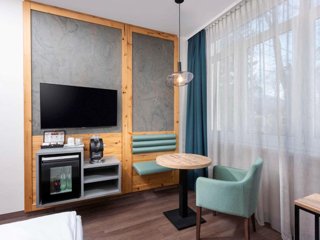 TV a/nebo společenská místnost v ubytování Mercure Hotel Garmisch Partenkirchen
