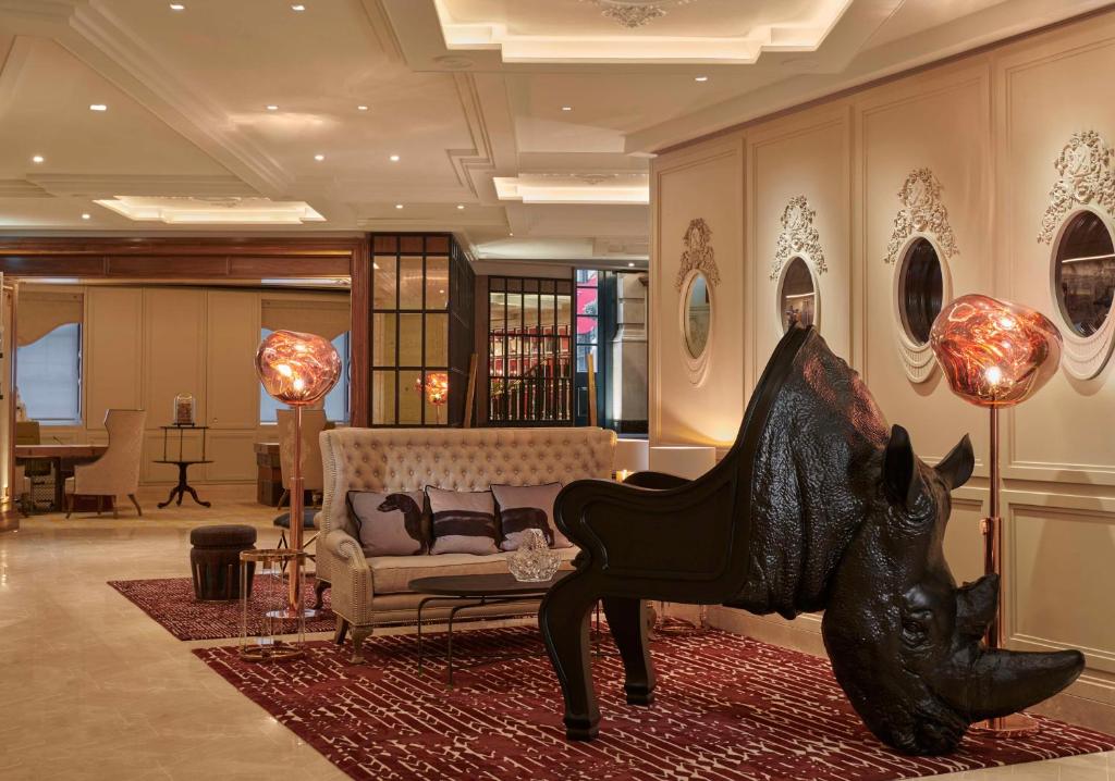 una sala de estar con una estatua de caballo negro en una habitación en Great Scotland Yard Hotel, part of Hyatt en Londres