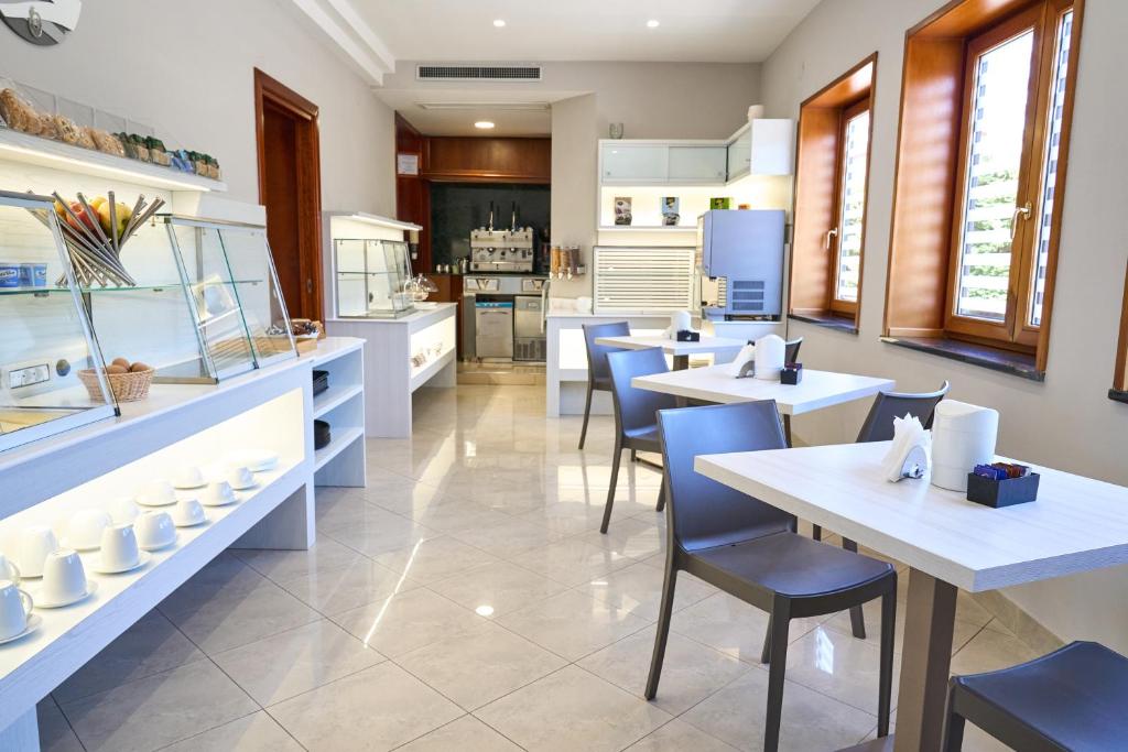 Kuchyň nebo kuchyňský kout v ubytování Hotel Miramare