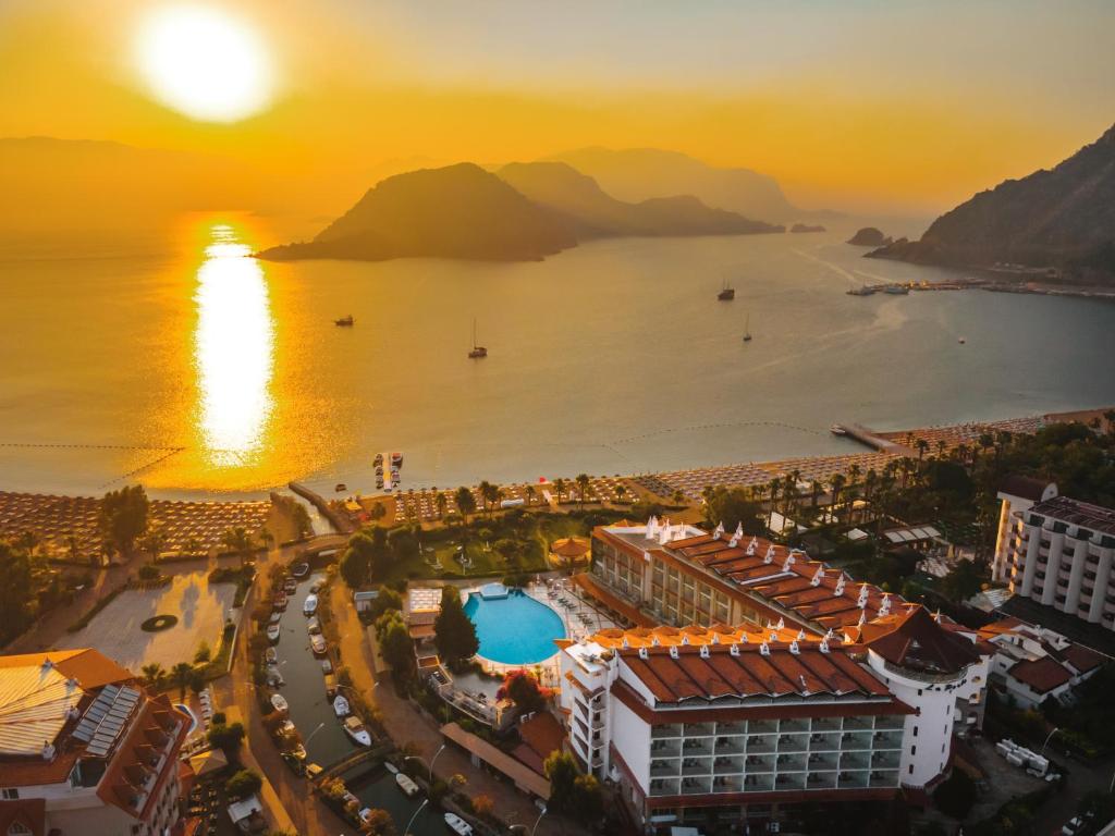 una vista aérea de la ciudad y del océano al atardecer en Marti La Perla - Adult Only+16, en Marmaris