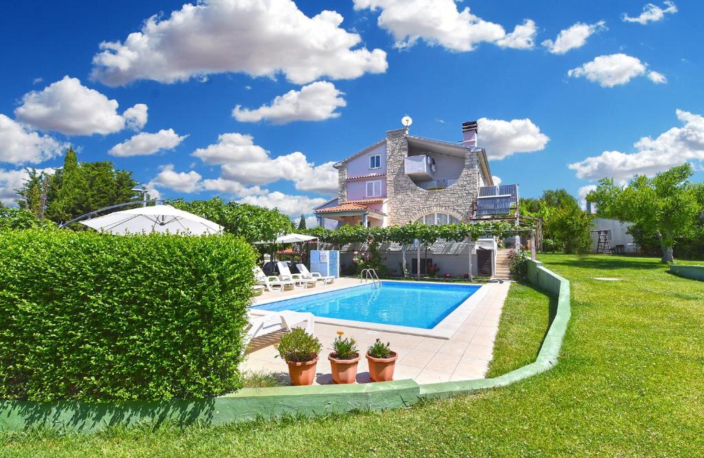 Bazén v ubytování Double room with pool 2261 nebo v jeho okolí
